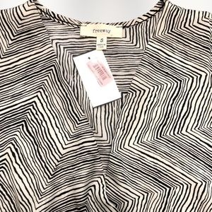 FREEWAY(Dillards) Elegant ZigZag Cold Shoulder Long Sleeve Cross Over Front SZ S